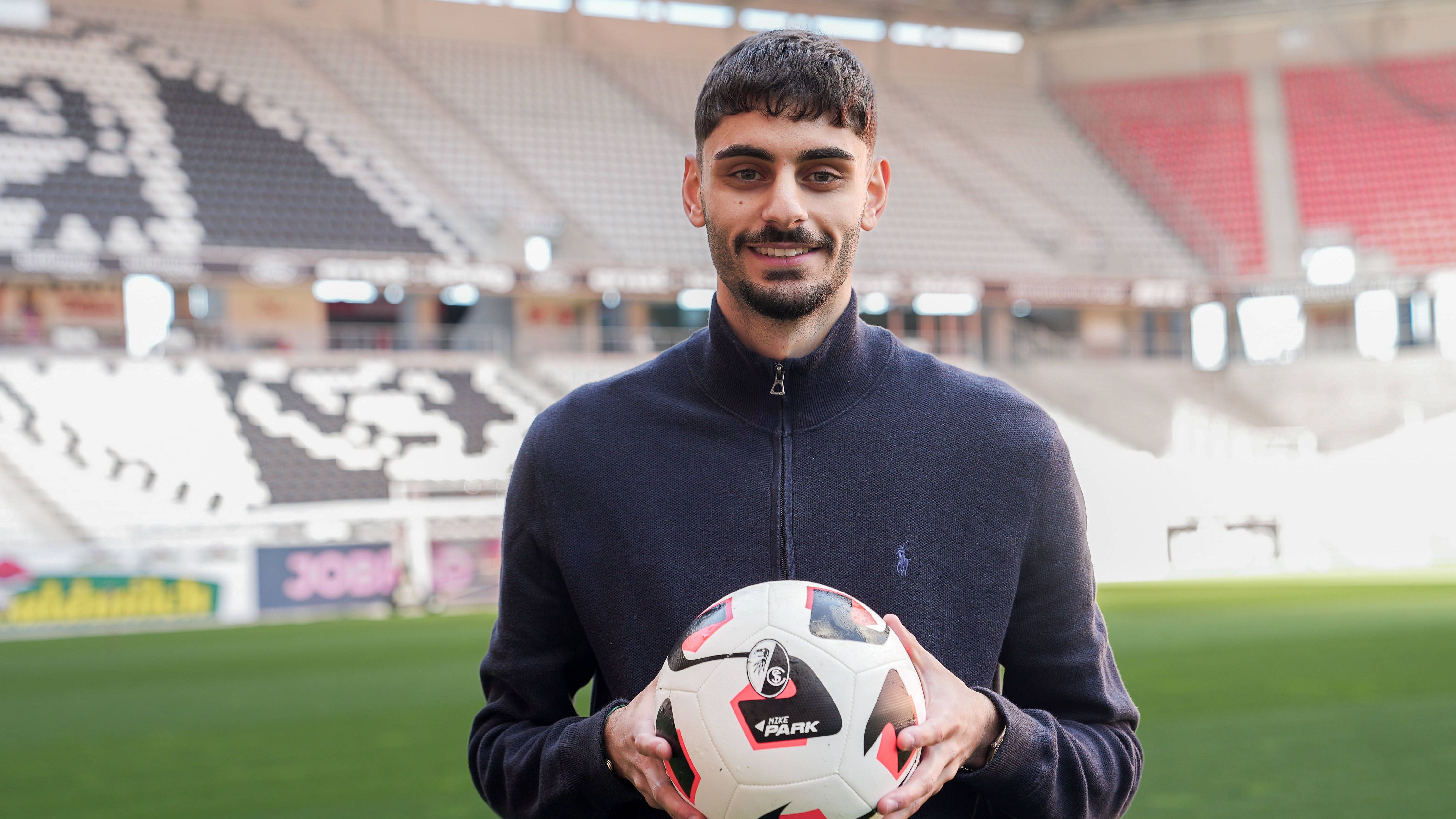 <strong>SC Freiburg:</strong><br><strong>Zugänge:<br></strong>Eren Dinkci (Werder Bremen, 5 Mio. Euro, Vertragsdauer unbekannt)<br>Patrick Osterhage (VfL Bochum, 4,8 Mio. Euro, Vertragsdauer unbekannt)<br>Maximilian Philipp (VfL Wolfsburg, Kaufpflicht greift nach Ausleihe, Ablöse unbekannt, Vertragsdauer unbekannt)<br><br><strong>Abgänge:</strong><br>Yannik Keitel (vereinslos)