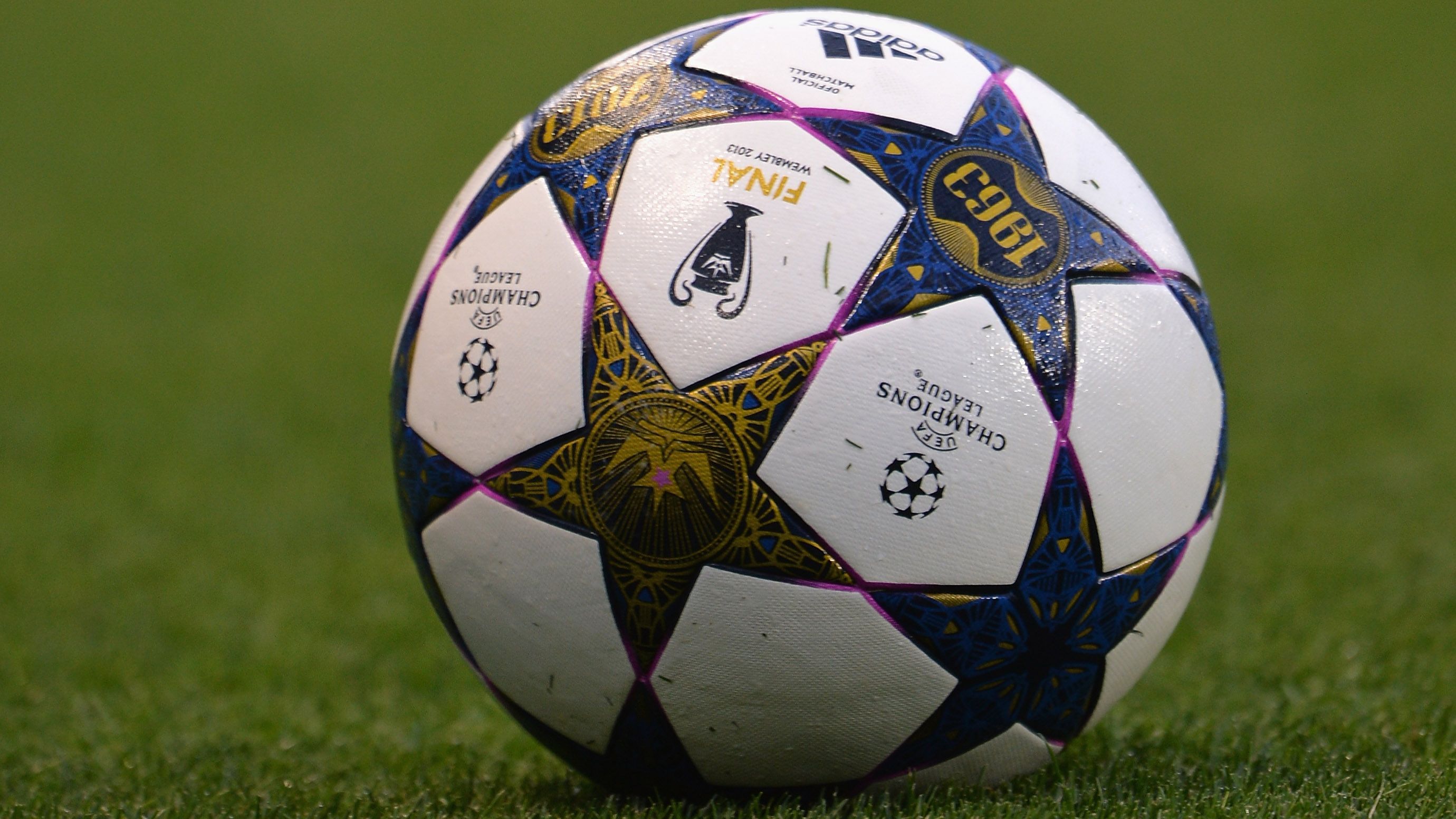 <strong>Saison 2012/13</strong><br>Der offizielle Ball des Champion-League-Finales im Wembley-Stadion in London mit violetten und goldenen Verzierungen. Damit schoss Arjen Robben den FC Bayern München in der 89. Minute zum Titel.