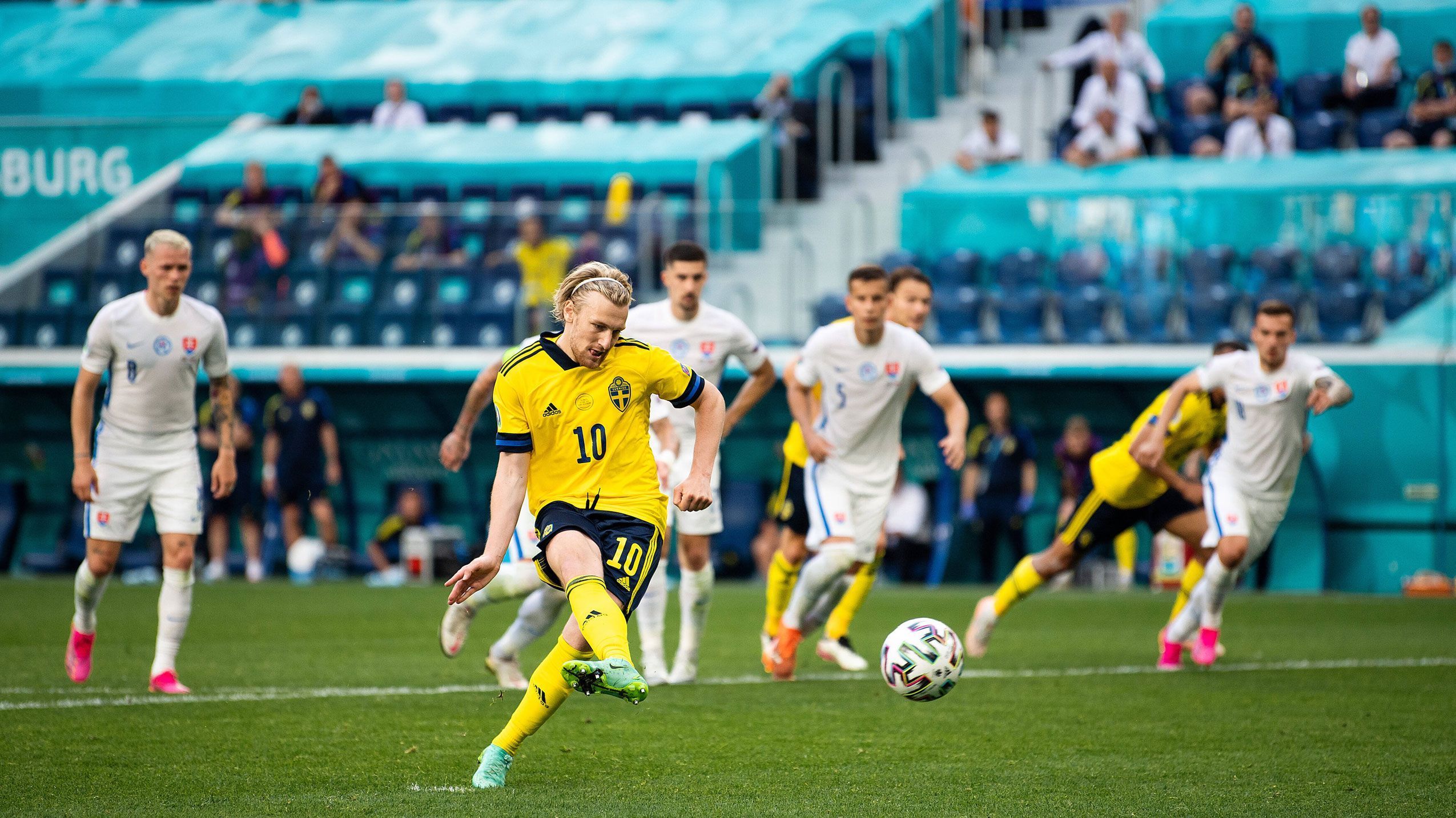 
                <strong>Forsberg legte sich den Ball auf den Punkt</strong><br>
                Das war dann ein Fall für Emil Forsberg. Der Leipziger trat an...
              