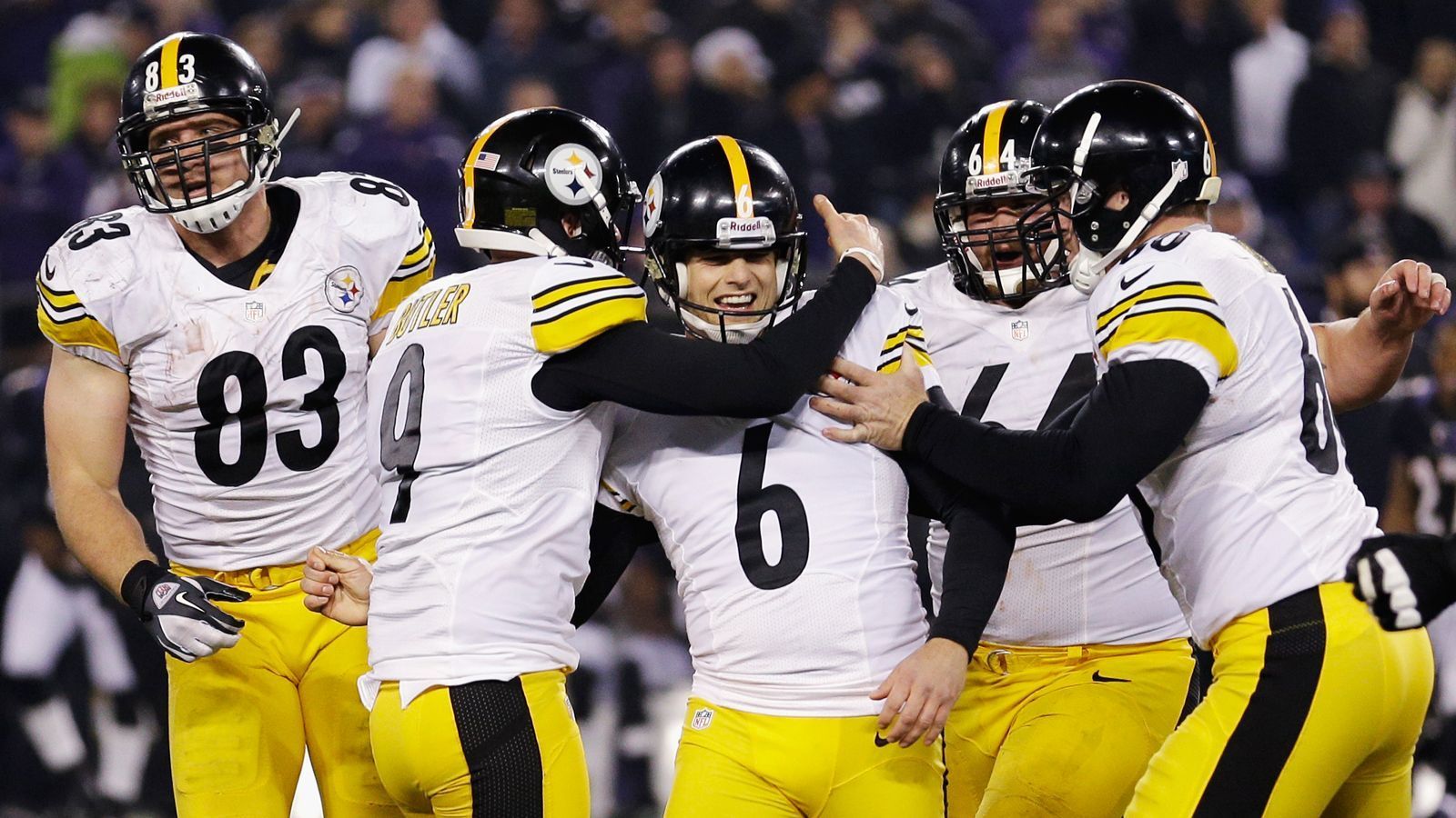 
                <strong>10. Duell: Suisham sorgt für Revanche in Baltimore</strong><br>
                Zwei Wochen später revanchiert sich das Tomlin-Team für die Heimniederlage. Mit Charlie Batch als Quarterback gelingt den Steelers 17 der 23 Punkte in der zweiten Halbzeit. Kicker Shaun Suisham (Mitte) verwandelt drei Sekunden vor Schluss ein 42-Yard-Field-Goal zum Sieg. Für die Steelers reichte es am Ende nicht zum Playoff-Einzug. Stattdessen musst man zusehen, wie der Division-Rivale den Super Bowl gewinnt. Tomlin gleicht zum 5:5 aus
              