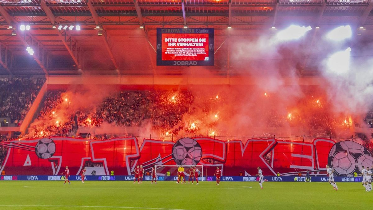 Die Pyro-Show der Freiburg-Fans gegen Basel