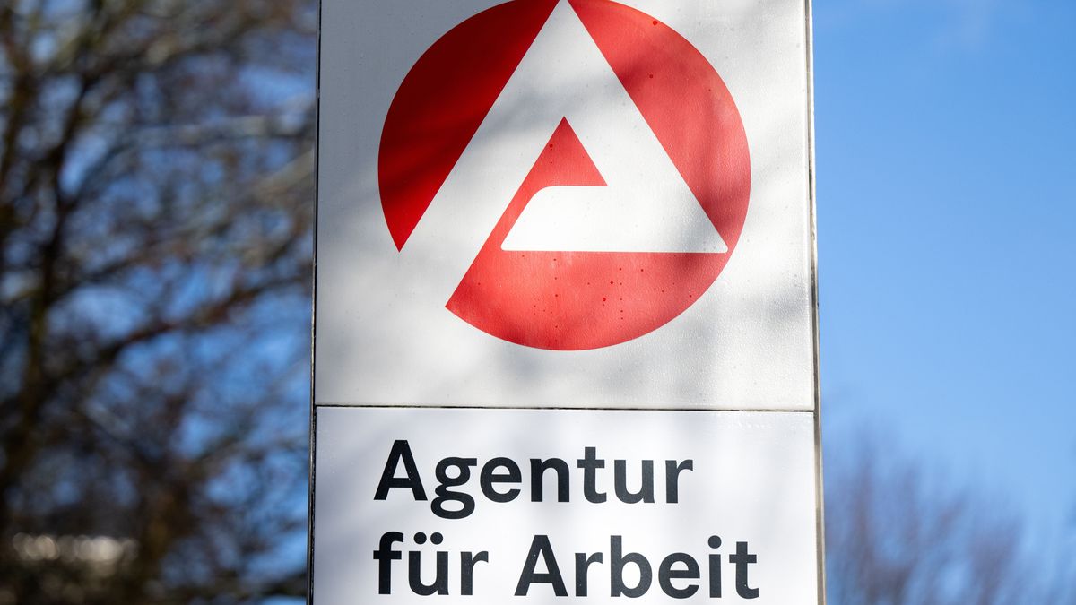 Der Schriftzug „Agentur für Arbeit“ ist an einer Stele vor der Agentur für Arbeit zu sehen.