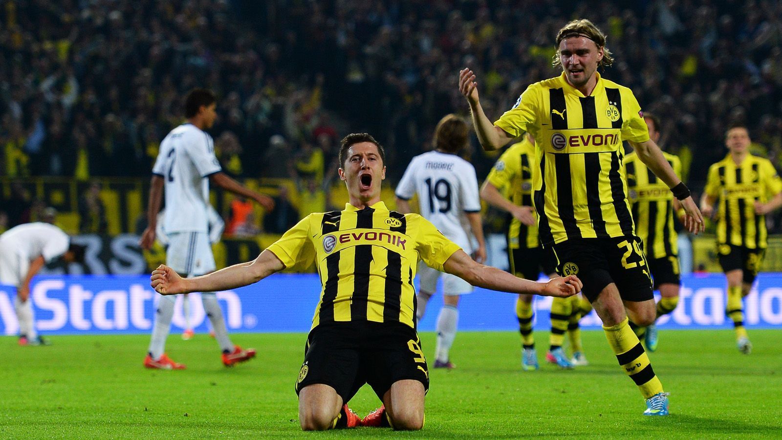 
                <strong>Robert Lewandowski (4 Tore)</strong><br>
                Unvergessen bleibt Robert Lewandowskis Auftritt beim 4:1 von Borussia Dortmund im Halbfinale 2013 gegen Real Madrid. Der Pole sorgte für alle Treffer und verpasste sich selbst das Prädikat "Weltklasse".
              