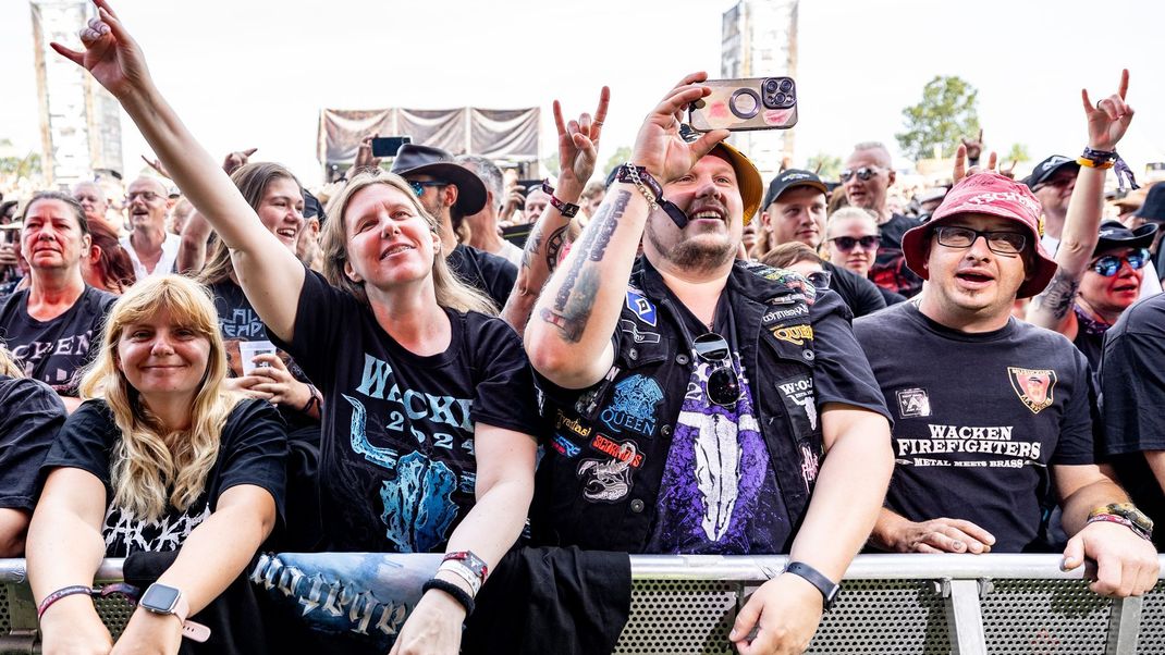 Metallfans feiern dieses Jahr bei strahlendem Sonnenschein auf dem Wacken Festival.