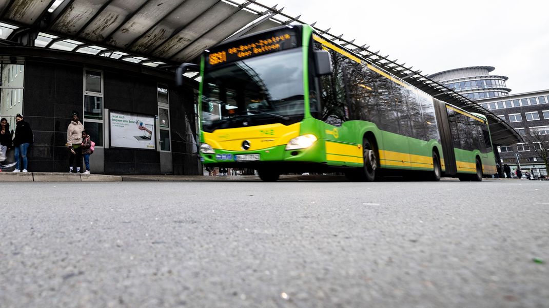 Bei einer Messerattacke am Busbahnhof Oberhausen wurde ein 17-jähriger Basketballer getötet. Jetzt ist auch sein Teamkollege seinen Verletzungen erlegen.