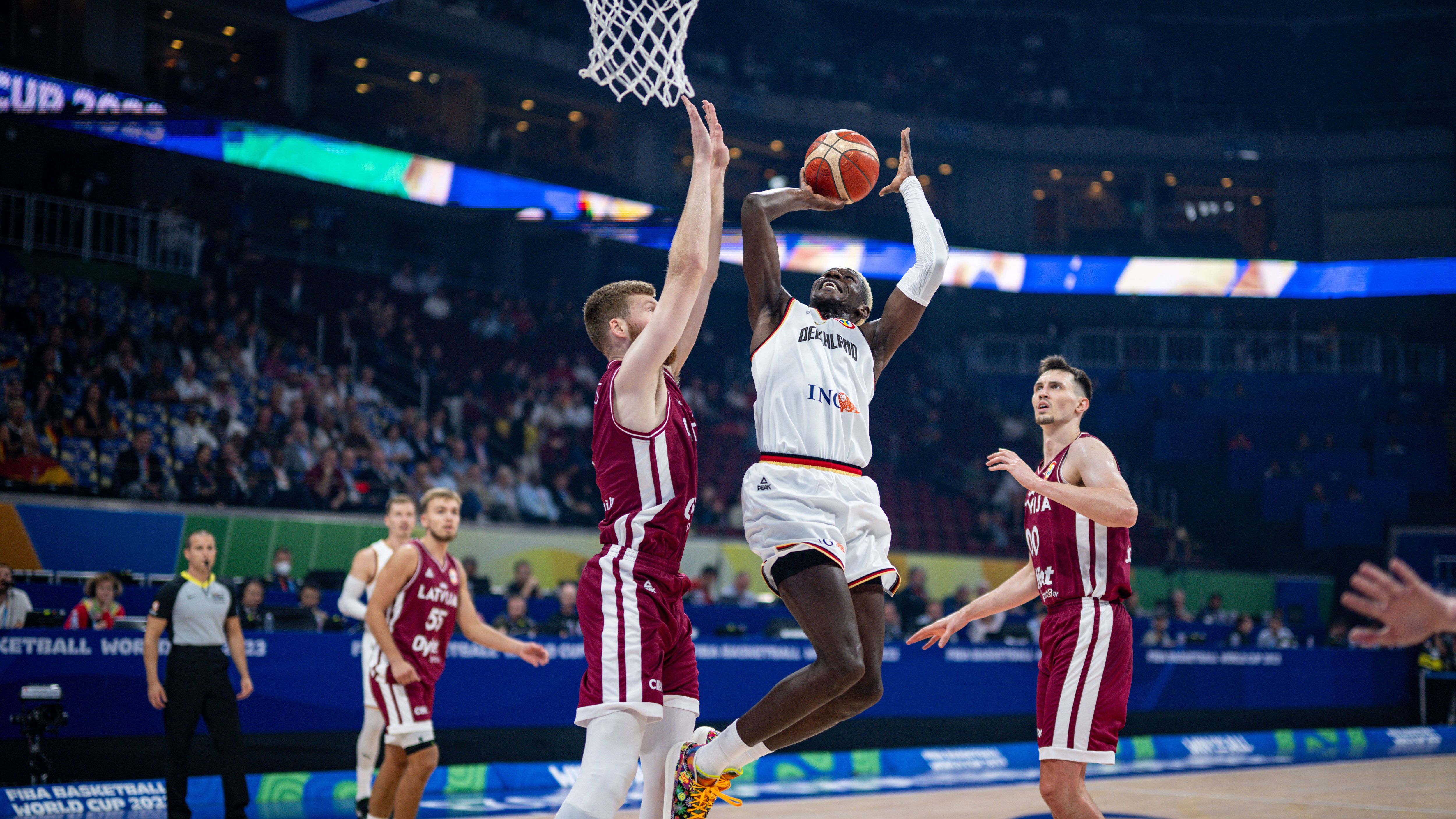 <strong>Isaac Bonga (Offensiv-Allrounder)</strong> <br><br>Bei der EM 2022 fehlte der frühere NBA-Profi verletzt, jetzt verstärkt er das Team. "Er kann vier Positionen in der Offense spielen und gegen fünf verteidigen", so der Bundestrainer: "In der Defense bringt er uns etwas Besonderes." Als Franz Wagner verletzt ausfiel, ersetzte Bonga ihn vorzüglich in der Starting Five.