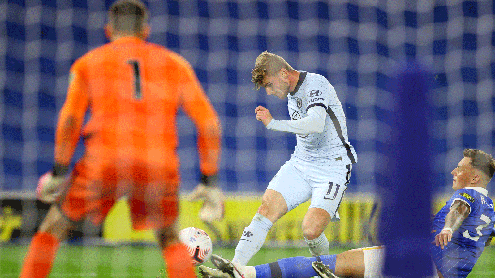 
                <strong>Timo Werner (FC Chelsea)</strong><br>
                Doch auch Teamkollege Timo Werner präsentierte sich zuletzt glücklos. Der 53-Millionen-Euro-Neuzugang wartet seit sechs Premier-League-Spielen auf ein Tor, zu viele klare Chancen bleiben ungenutzt. Dennoch ist er ein wichtiger Bestandteil im System von Trainer Frank Lampard: Werner startete in allen 14 Liga-Partien und überzeugt vor allem im Spiel gegen den Ball: "Er ist in einer neuen Liga und wir müssen ihm Zeit geben. Aber er kommt regelmäßig zu Gelegenheiten. Er macht den Gegnern Angst und stellt sie so vor Probleme", sagte der Trainer. Die Zahlen sprechen trotz Durststrecke für ihn: Der Stürmer lieferte bei 21 Einsätzen 14 Scorer-Punkte. Werner hat sein Potenzial schon bewiesen, aber noch lange nicht ausgeschöpft. Auch er kann und wird sich weiter steigern.ran.de Note: 3
              