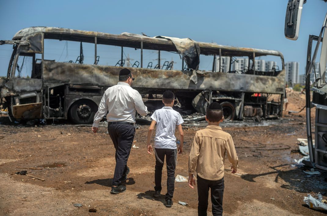 Dieser Bus ist nach dem Einschlag einer iranischen Rakete ausgebrannt.