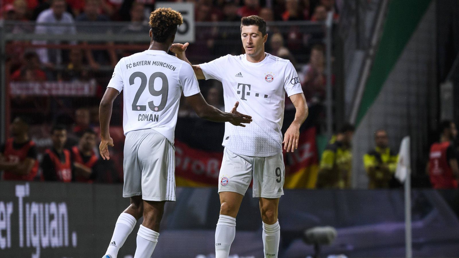 
                <strong>Robert Lewandowski</strong><br>
                Artistisch zwingt der Knipser Energie-Keeper Moser zur ersten Parade. Seine zweite Chance nutzt Lewandowski per Abstauber. Auch danach kommt er diverse Male gefährlich an den Ball. Beim 3:0 von Goretzka hat der Pole seinen Fuß entscheidend im Spiel. ran-Note: 2
              