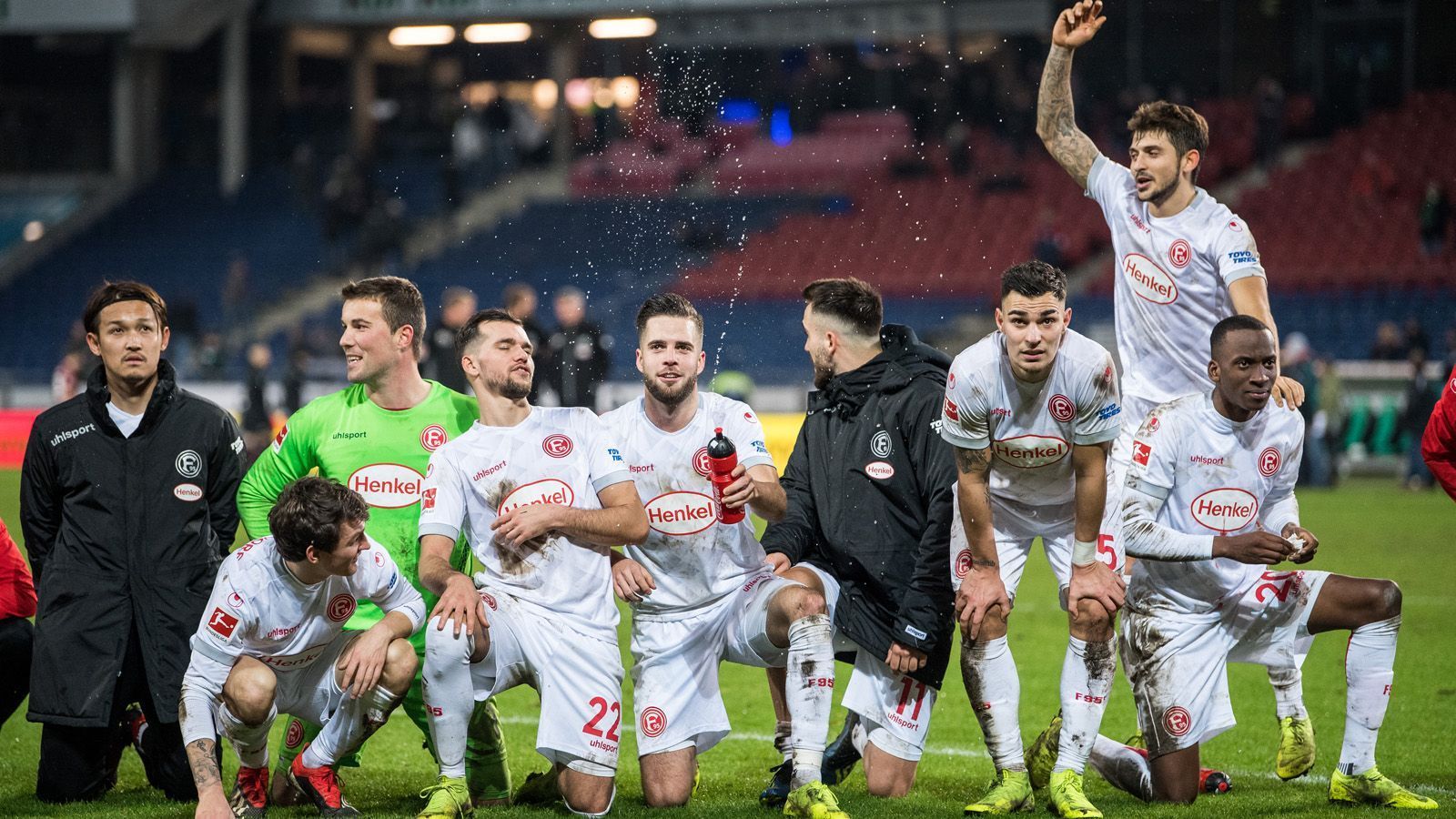 
                <strong>Fortuna Düsseldorf</strong><br>
                Wäre es nach den Düsseldorfern gegangen, hätte es die Winterpause gar nicht gebraucht. In der englischen Woche vor Weihnachten räumte die Fortuna alles ab. Die Bilanz: Neun Punkte aus drei Spielen. Die ansprechende Leistung beim Telekom-Cup (7:8 n. E. gegen die Bayern, 3:1 gegen Hertha BSC) lassen hoffen, dass die Rot-Weißen die gute Form ins neuen Jahr hinüberretten konnten. Ungereimtheiten spielten sich dafür neben dem Platz ab:  Vorstandsboss Robert Schäfer und Sportvorstand Lutz Pfannenstil fielen bei den Fans in Ungnade, nachdem sie den Vertrag von Trainer Friedhelm Funkel erst nach herber Kritik verlängert hatten.
              