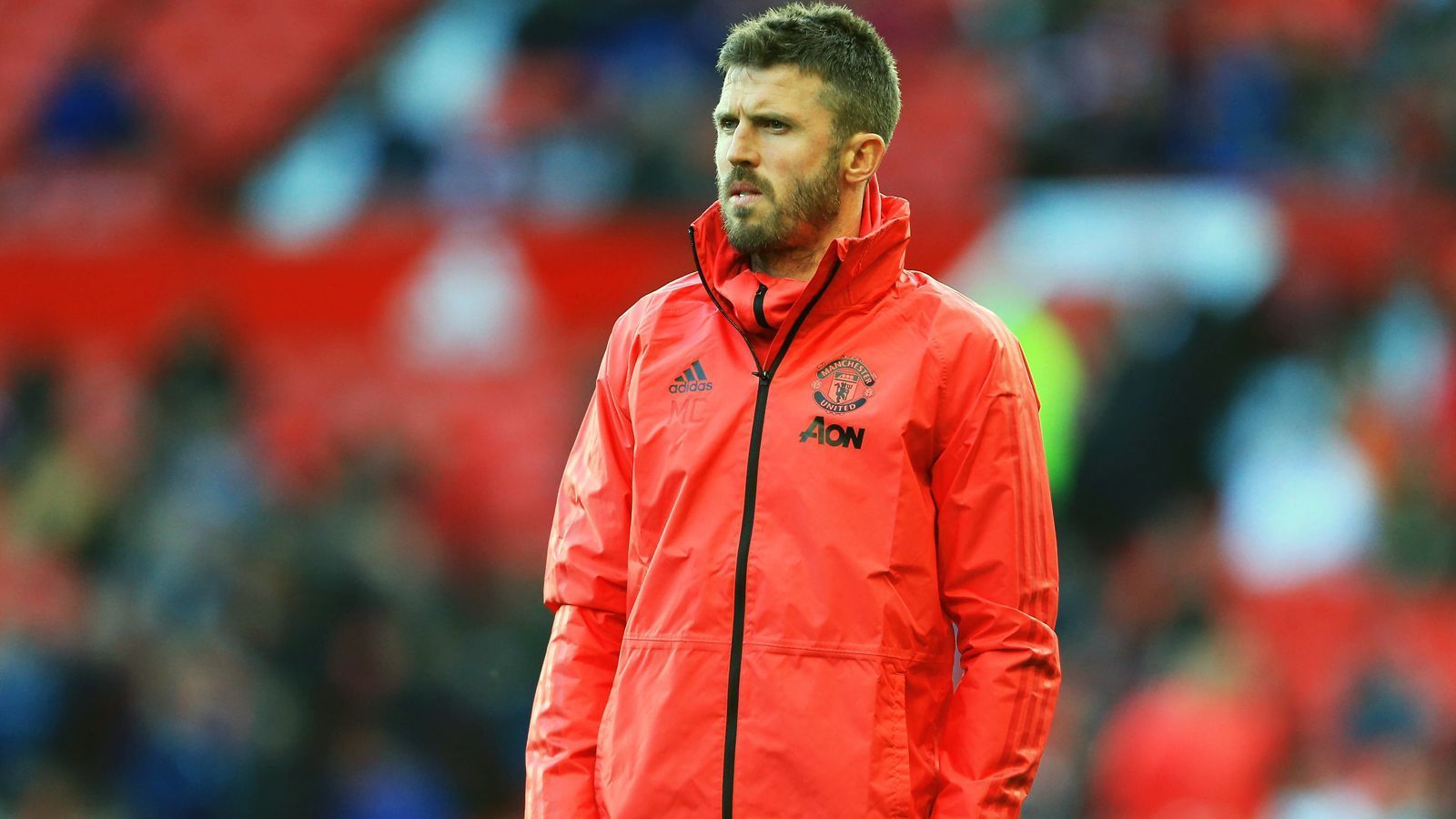 
                <strong>Michael Carrick</strong><br>
                Nachdem Mourinho nun Geschichte ist, könnte einer seiner ehemaligen Spieler das Zepter zumindest vorübergehend übernehmen. Wie englische Tageszeitungen übereinstimmend berichten, soll Ex-United-Profi Michael Carrick ein Kandidat als Übergangslösung beim Rekordmeister sein. Der 37-Jährige war zuletzt schon im Trainerstab von Mourinho und absolvierte zwischen 2006 und 2018 464 Pflichtspiele für Manchester United. Andere interne Lösungen, wie etwa mit Nachwuchstrainer Nicky Butt, ebenfalls eine United-Ikone, sollen hingegen kein Thema sein.
              