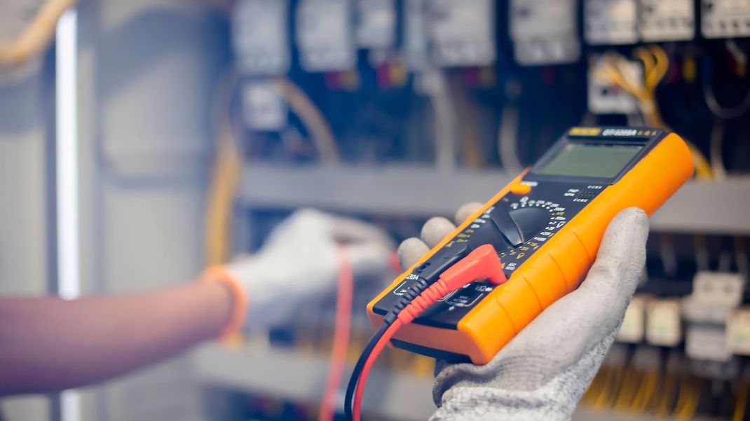 Der Multimeter ist vor allem ein nützliches Werkzeug für Elektriker. Denn mit diesem handlichen Gerät lässt sich alles rund um den Strom messen.