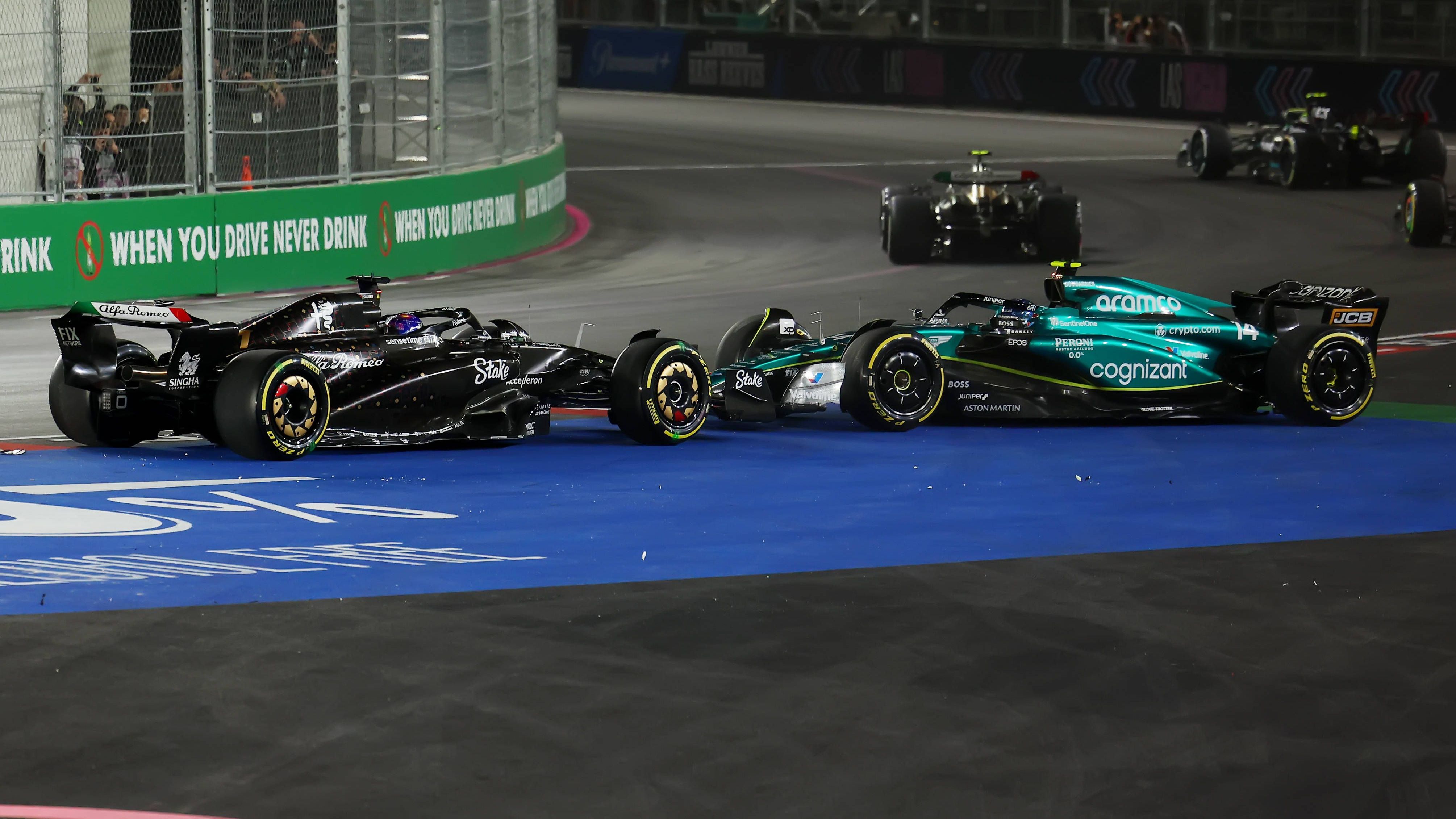 <strong>Verlierer: Fernando Alonso</strong><br>Wenig Grund zur Freude gab es für den spanischen Routinier im Aston Martin. Gleich in der ersten Runde kracht es zwischen ihm und Alfa-Romeo-Pilot Valtteri Bottas, es fliegen Trümmerteile, beide müssen an die Box. Zwar kommt der 42-Jährige zwischenzeitlich noch einmal weiter nach vorne, am Ende steht dennoch nur Rang neun - da lief es für Teamkollege Lance Stroll auf Platz fünf besser.