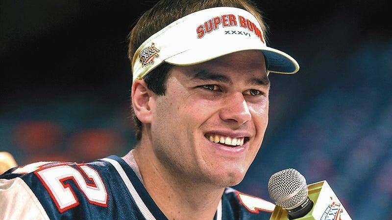 <strong>2001 - Tom Brady übernimmt als Starter<br></strong>Vielleicht die "glücklichste Verletzung" der NFL-Geschichte. Der eigentliche Patriots-Quarterback Drew Bledsoe wurde durch Backup Tom Brady ersetzt. Brady verlor nur noch drei Spiele in der Saison und ...