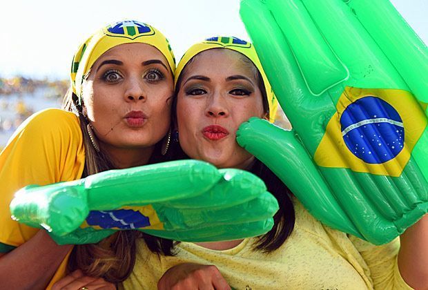 
                <strong>Verrückt, sexy, skurril: Fans in Brasilien </strong><br>
                Ob Kopftücher, Trikots oder Riesen-Handschuhe - die brasilianischen Fans sind bestens ausgerüstet für die WM.
              