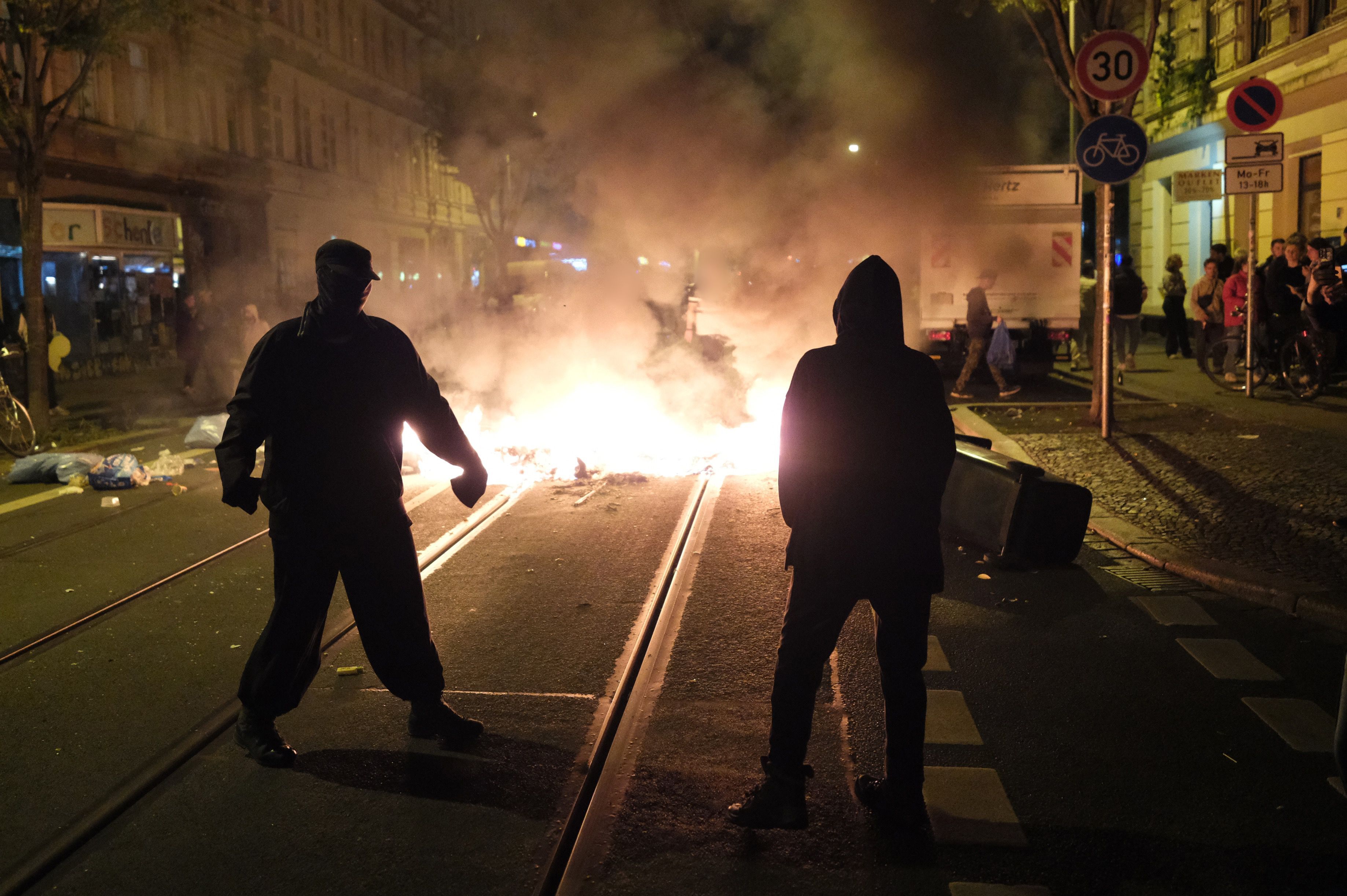 Ausschreitungen In Leipzig: Nach Hausbesetzung Brennen Straßenbarrikaden