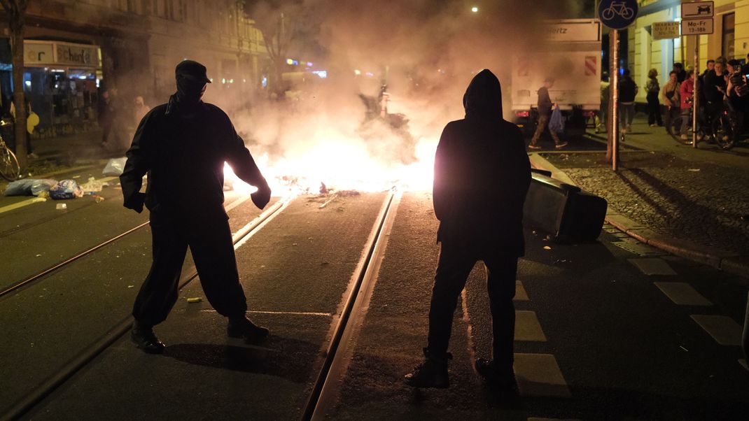 Bei einer linken Protestaktion gegen die Räumung eines besetzten Hauses kam es in Leipzig zu Ausschreitungen und Bränden.