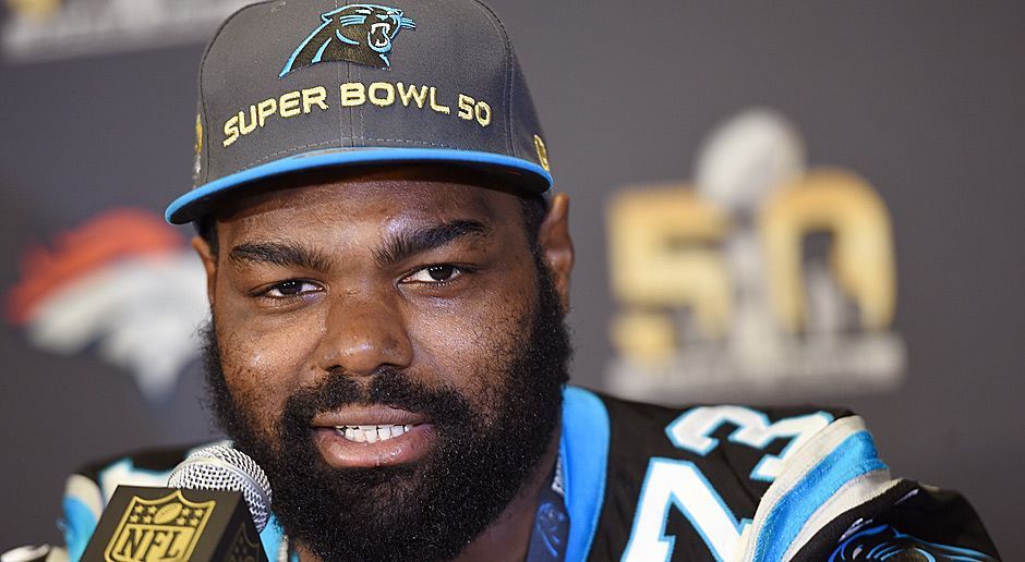 
                <strong>Michael Oher</strong><br>
                Die O-Line der Panthers galt vor der Saison als Schwachpunkt, erwies sich aber als echtes Bollwerk. 2,85 Sekunden hält Cam Newton den Ball im Schnitt, bevor er wirft. Nur vier andere Quarterbacks haben noch mehr Zeit. Beim Super Bowl kommt auf Left Tackle Michael Oher und seine Kollegen allerdings Schwerstarbeit zu. Es gilt die gefährlichen Passrusher der Broncos von Newton fern zu halten. Der Punkt geht dennoch an die Panthers. 4:1.
              