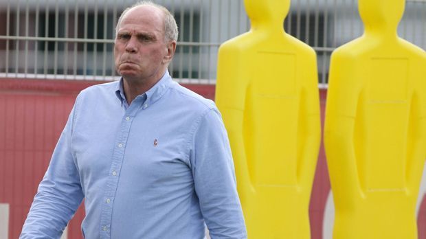 
                <strong>Uli Hoeneß (Steuerhinterziehung)</strong><br>
                Der ehemalige Präsident des FC Bayern zeigte sich 2013 wegen Steuerhinterziehung selbst an. Nach seiner Verurteilung trat Hoeneß eine Haftstrafe von drei Jahren und sechs Monaten an und zahlte seine Steuerschuld in Höhe von 30 Millionen Euro nach. Am 29. Februar 2016 wurde Hoeneß nach 21 Monaten vorzeitig aus dem Gefängnis entlassen. Der Rest seiner Strafe wurde für drei Jahre zur Bewährung ausgesetzt.
              