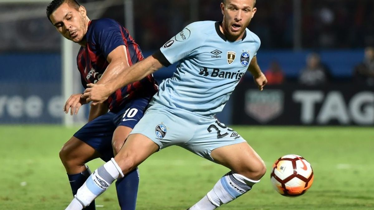 Arthur (r.) wechselt von Porto Alegre nach Barcelona