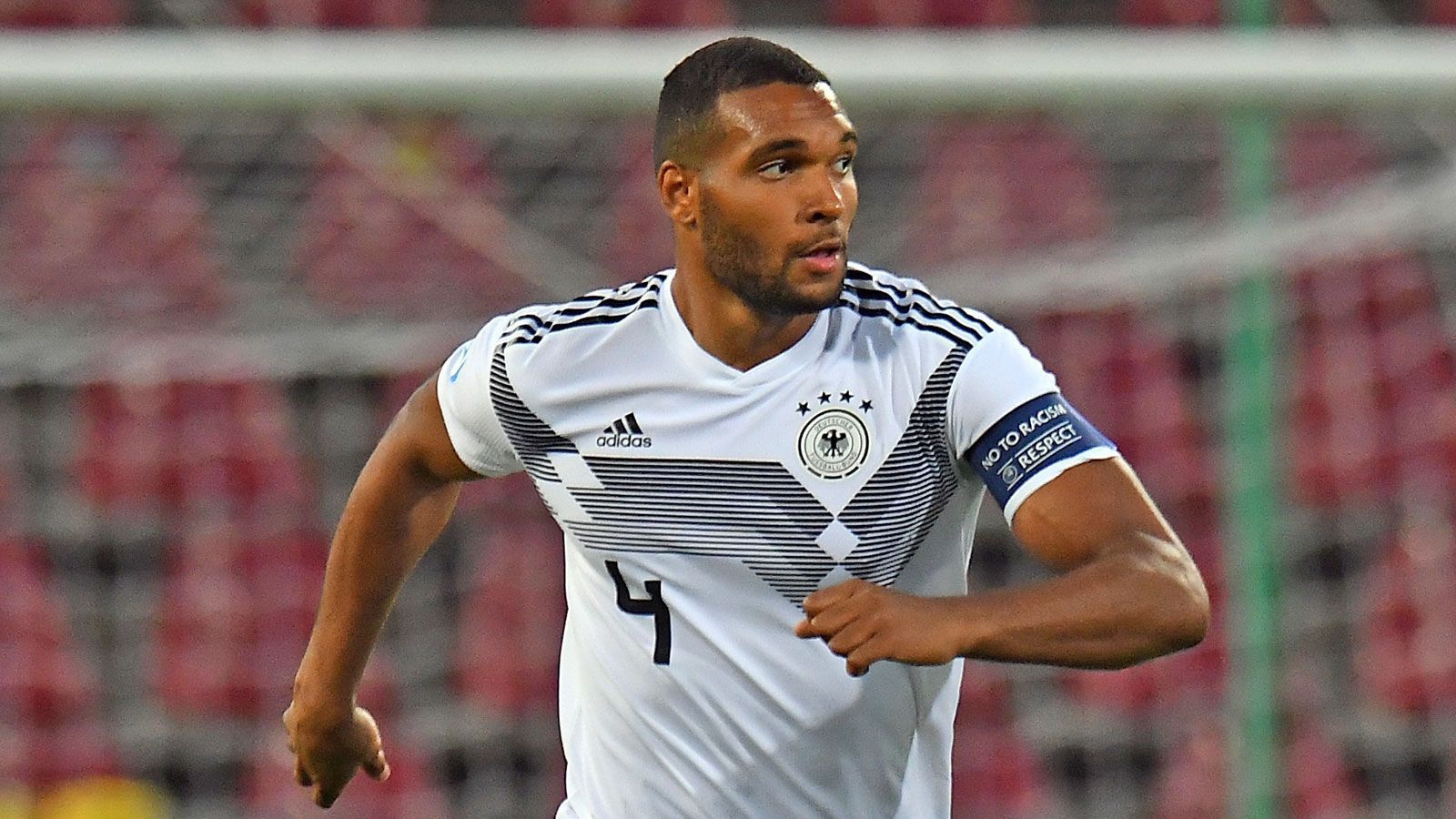 
                <strong>Jonathan Tah</strong><br>
                Der Kapitän hat alle Hände voll zu tun, seine Defensive zusammenzuhalten. Immer wieder staucht Tah seine Nebenleute lauthals zusammen, ermahnt sie zu mehr Konzentration und Zweikampfhärte. Die Krux: Sie erhören ihn nicht. Also muss der Leverkusener ohne Ende Löcher stopfen – in der Luft und auf dem Boden. Doch es sind am Ende einfach zu viele. Tah lässt sich zu allem Überfluss von der allgemeinen Verunsicherung anstecken. In der 44. Minute lässt er Andrei Ivan flanken und in der Mitte köpft Puscas zum 2:1 für die Rumänen ein. Nach der Pause lässt der Kapitän nichts mehr anbrennen. ran-Note: 3
              