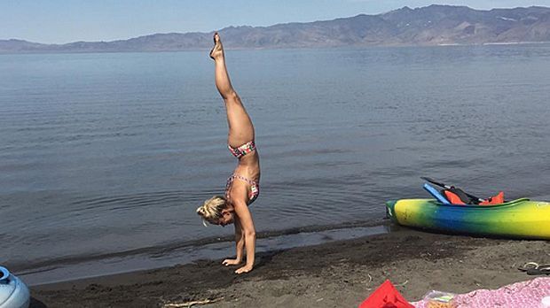 
                <strong>Handstand am Strand</strong><br>
                Ganz ohne Sporteinlage geht es auch in der Freizeit nicht. VanZant erkundet das Meer eben gern aus einer anderen Perspektive.
              