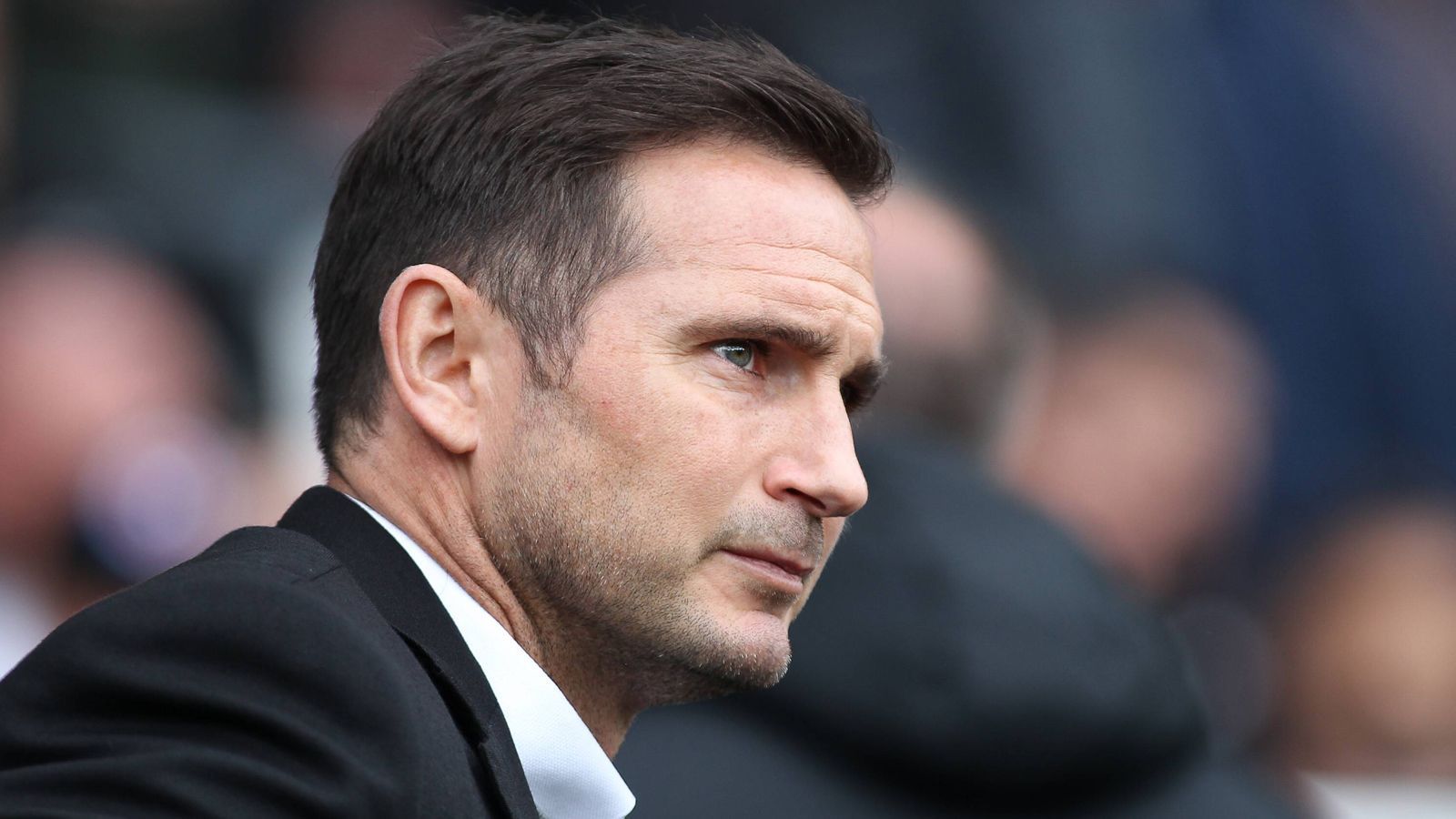 
                <strong>Frank Lampard: Wir sind der Außenseiter</strong><br>
                Aston Villa hat die Saison auf dem fünften Tabellenplatz abgeschlossen, Derby Country auf Rang 6. In den Halbfinalspielen setzte sich Derby Country gegen Leeds United durch, Aston Villa gegen West Bromwich Albion. Nach dem Halbfinalsieg sagte Lampard: "Uns hatten eigentlich schon alle abgeschrieben. Wir brauchten Jungs, die Mut am Ball haben – und das haben wir. Wir können nun den Moment genießen, müssen uns dann aber auf Aston Villa vorbereiten. Wir werden auch in diesem Spiel der Außenseiter sein."
              