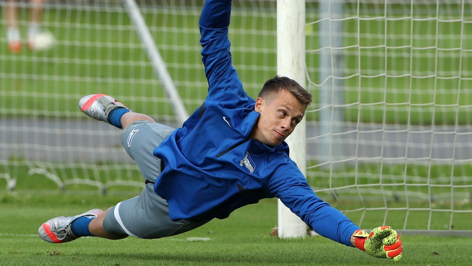 
                <strong>Hertha BSC</strong><br>
                Zugänge: Alexander Schwolow (Bild, SC Freiburg), Deyovaisio Zeefuik (FC Groningen), Nils Körber (VfL Osnabrück, Leih-Ende), Maurice Covic (Ascoli, Leih-Ende), Ondrej Duda (Norwich City, Leih-Ende), Lucas Tousart (Olympique Lyon, Leih-Ende), Daishawn Redan (FC Groningen, Leih-Ende)Abgänge: Per Skjelbred (Rosenborg BK), Salomon Kalou (Botafogo Rio de Janeiro), Pascal Köpke (1. FC Nürnberg), Dennis Smarsch (FC St. Pauli), Thomas Kraft (Karriereende), Alexander Esswein (vereinslos), Vedad Ibisevic (Schalke 04), Marko Grujic (FC Liverpool, Leih-Ende), Marius Wolf (Borussia Dortmund, Leih-Ende)
              