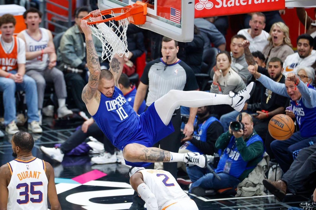 Lässt es an der Westküste krachen: Daniel Theis hängt nach einem Dunk gegen die Phoenix Suns am Korb ab