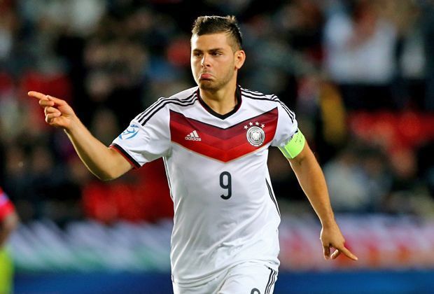 
                <strong>Kevin Volland</strong><br>
                Auch Kapitän Kevin Volland droht das U21-Aus vor dem olympischen Turnier. Gehört er nicht zu den drei vom Trainer ausgewählten Älteren, muss der Hoffenheimer die Mannschaft von Zuhause aus anfeuern.
              