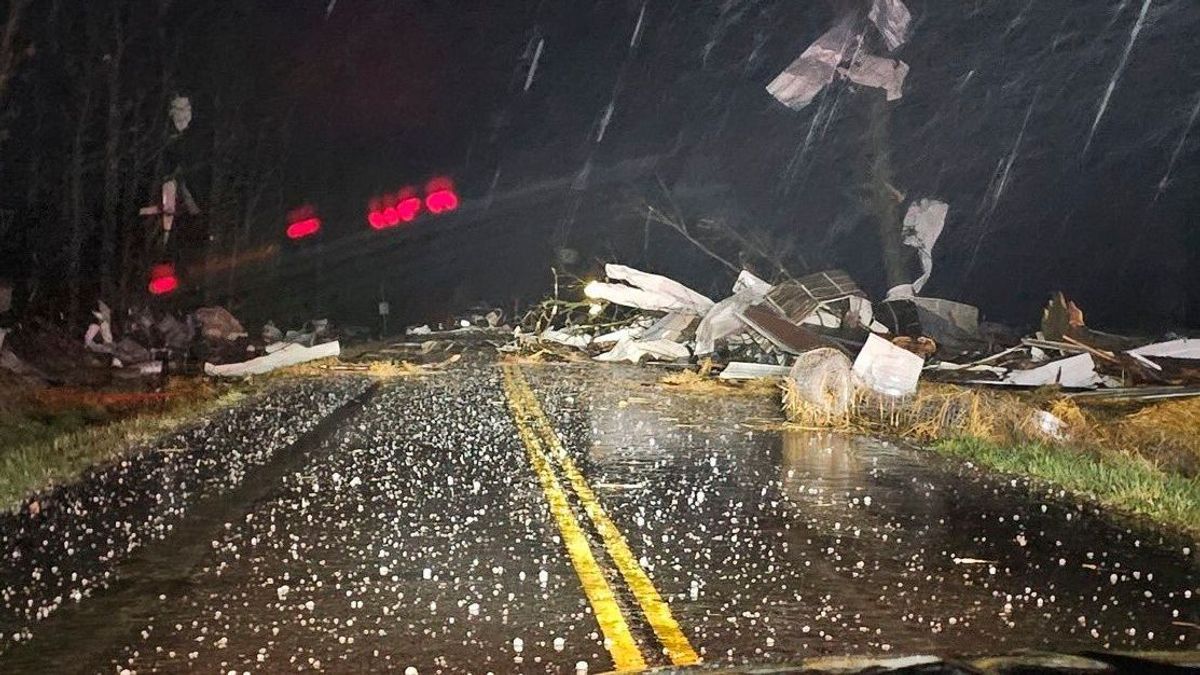 Trümmerteile bedecken die Straße während eines schweren Sturms, der am späten Freitag, den 14. März 2025, nördlich von Seymour in Webster County vorbeizog. 