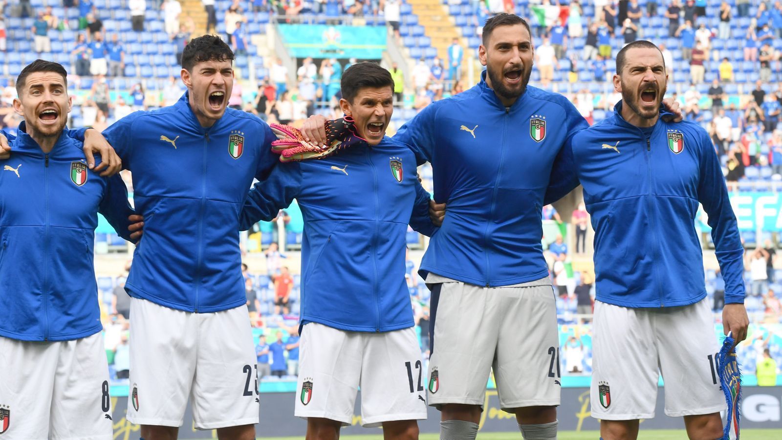 
                <strong>Gianluigi Donnarumma (Italien)</strong><br>
                Mittlerweile ist Donnarumma 22 Jahre alt, hat 31 Länderspiele auf dem Buckel und den Mann, mit dem er den Vornamen teilt, längst abgelöst. 18 der 31 Spiele beendete er ohne Gegentore. Nun steht der Keeper vor seinem ersten internationalen Ausrufezeichen. Mit der Squadra Azzurra fegte er im Großen und Ganzen unbehelligt durch das Turnier. Durch tolle Auftritte mauserten sich die Italiener zum Favoriten. Donnarumma erwies sich dabei als bärenstarker Rückhalt.
              