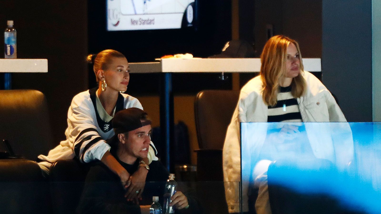 
                <strong>Justin und Hailey Bieber </strong><br>
                Justin Bieber und seine Frau Hailey Rhode Bieber waren 2019 bei den Stanley Cup Playoffs zwischen den Boston Bruins und den Toronto Maple Leafs zu Besuch. Der gebürtige Kanadier feuerte selbstverständlich die Maple Leafs an, deren bekennender Fan er ist.
              