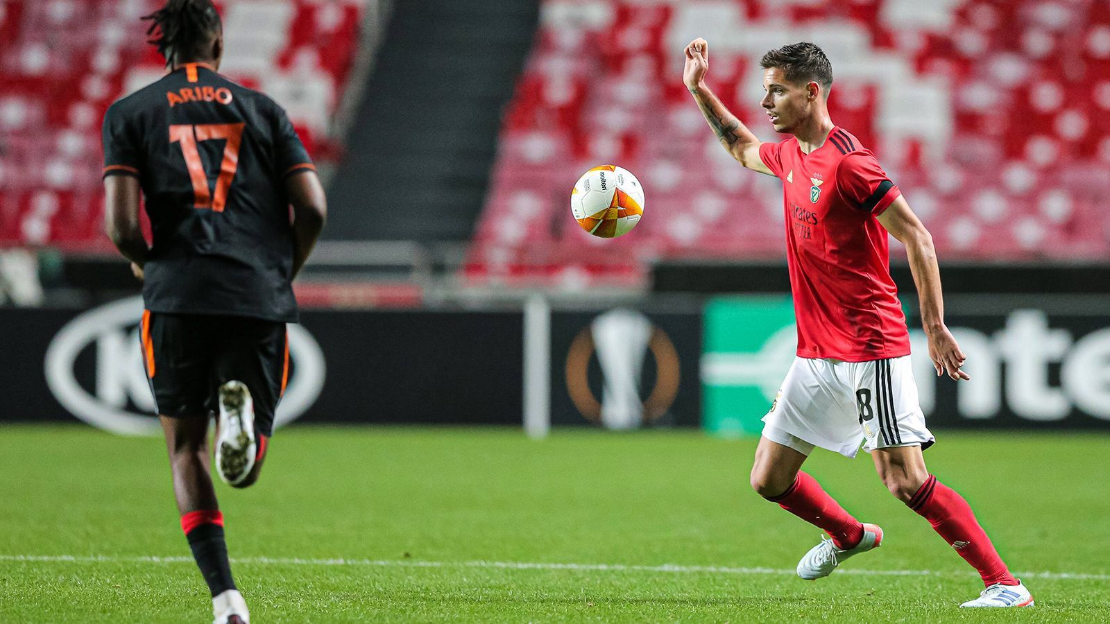 
                <strong>Julian Weigl (Januar 2020 zu Benfica)</strong><br>
                Der ehemalige Münchner Löwe verließ den BVB im Januar nach viereinhalb Jahren. "Einfach ein neues Abenteuer" habe der 25-Jährige gesucht, als er sich für 20 Millionen Euro Benfica anschloss. Bei den Schwarz-Gelben war der defensive Mittelfeldspieler auf seiner eigentlichen Position zumeist nur noch Backup und spielte einen Großteil der Zeit als Aushilfsinnenverteidiger. In Portugal darf Weigl wieder auf seiner angestammten Position ran, nach der ersten Halbserie als gesetzter Spieler auf der Doppelsechs kommt Weigl in der laufenden Spielzeit aber noch nicht wirklich in Tritt. In nur drei von elf möglichen Partien spielte Weigl von Beginn an, abgesehen davon gab's nur Einwechselungen oder wie zuletzt direkt einen 90-Minuten-Platz auf der Bank. Immerhin für die Mannschaft läuft es, vier Punkte hinter Sporting belegt Benfica Platz drei in der Tabelle.
              