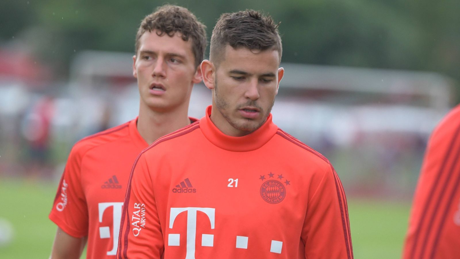 
                <strong>Innenverteidigung: Hernandez wohl bald statt Pavard</strong><br>
                Hier kommt Lucas Hernandez ins Spiel. Ist der Franzose wieder bei 100 Prozent, dürfte er seinen Weltmeister-Kollegen Pavard in der Innenverteidigung ersetzen. Gerade in den Eins-gegen-eins-Duellen ist der 23-jährige Hernandez eine Wucht und wird den ein oder anderen Bundesliga-Angreifer das Fürchten lehren. Und dann ist da ja auch noch Jerome Boateng. Im Mai wegen akuter Lustlosigkeit quasi schon weg, sprühte der 30-Jährige in der Vorbereitung vor Tatendrang und scheint neu angreifen zu wollen. Ein fitter, spielfreudiger Boateng - nicht die schlechteste Alternative.
              