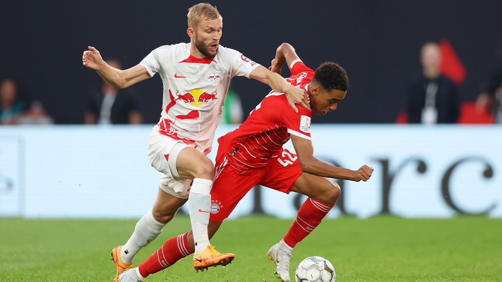 
                <strong>Konrad Laimer</strong><br>
                Darf etwas überraschend gegen sein womöglich zukünftiges Team von Beginn an ran. Vor allem zu Beginn unterstreicht er seine Fähigkeiten im aggressiven Pressing, indem er den Bayern-Spielern wortwörtlich auf den Füßen steht. Wenn er den Weg nach vorne sucht, dann über die rechte Seite. Trotz großem Einsatz häufig von seinen Nebenleuten im Pressing alleingelassen und somit mit einem insgesamt unglücklichen Auftritt - womöglich der vorerst Letzte im Leipziger Trikot. ran-Note: 4
              