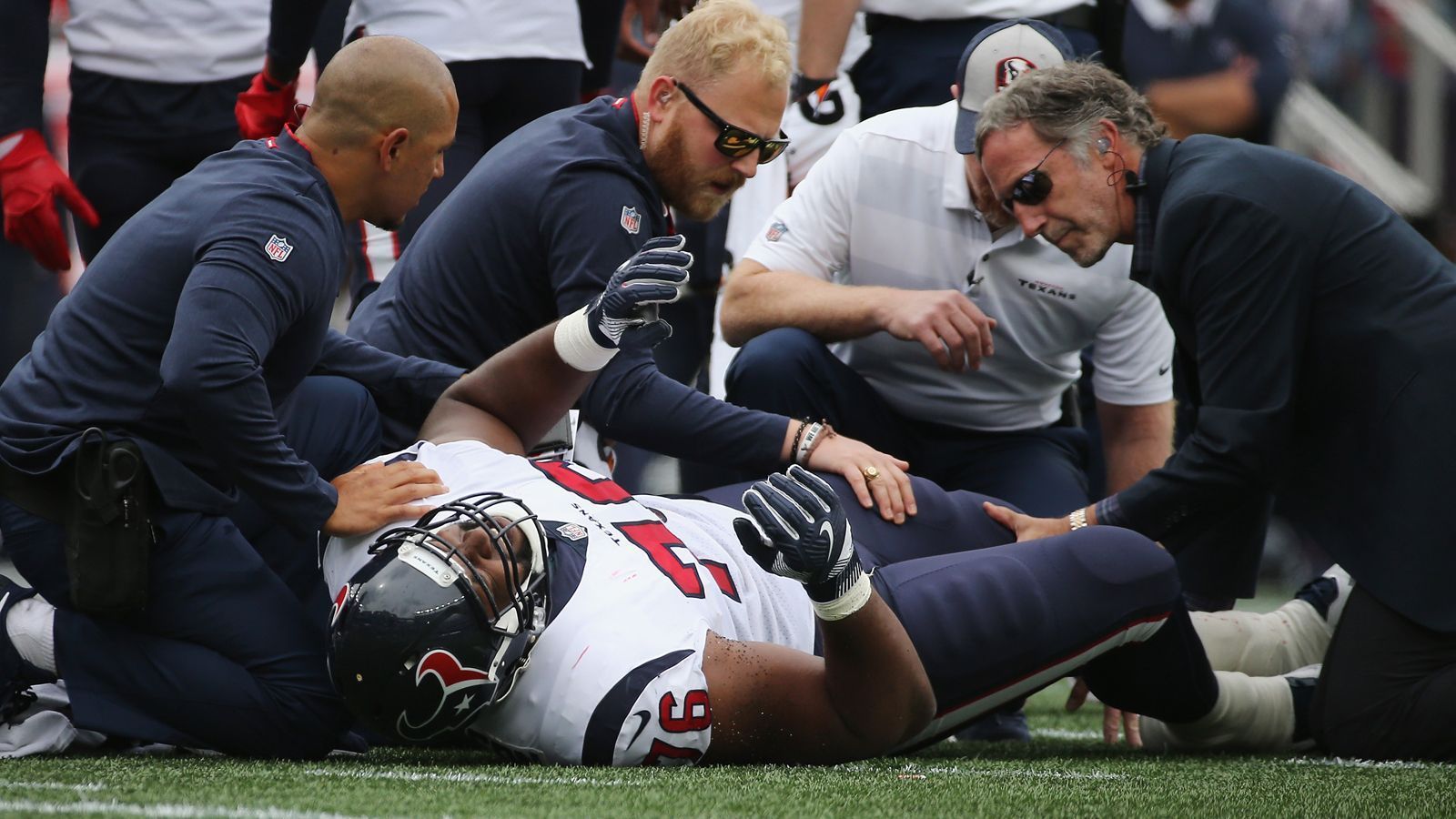 
                <strong>Seantrel Henderson (Houston Texans)</strong><br>
                Auch für Offensive Tackle Seantrel Henderson ist die Saison gelaufen. Der O-Liner der Houston Texans zog sich im Auftaktspiel gegen die New England Patriots einen Knöchelbruch zu und muss operiert werden. Das bestätigte Texans-Coach Bill O'Brien.
              
