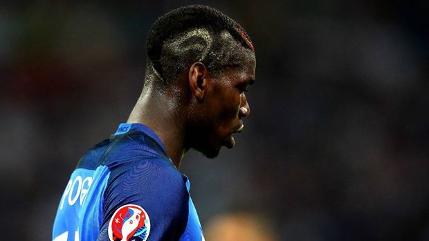 
                <strong>Paul Pogba (Extravaganz)</strong><br>
                Extravaganz II: Vor der EM ließ er sich zum Beispiel die Haare kurz rasieren. Auf der linken Seite prankt in blond der gallische Hahn, das Wappentier des französischen Fußballverbandes.
              