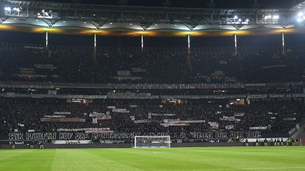 
                <strong>"Fehlt nur noch Helene": So protestieren die Eintracht-Fans gegen Montagsspiele</strong><br>
                
              