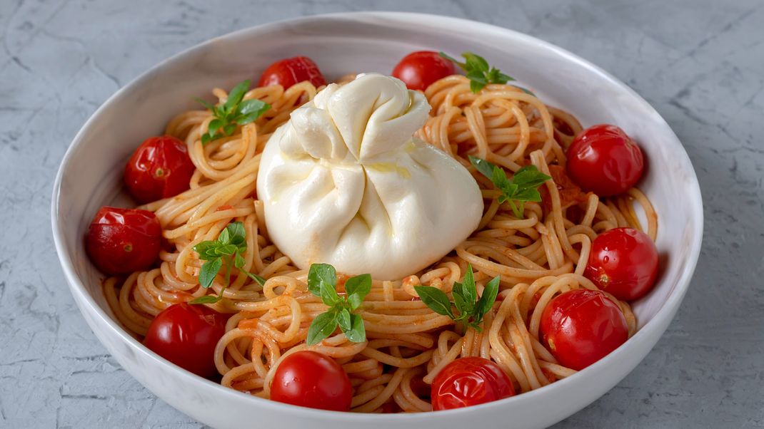 Zartschmelzend in einer Pasta, garniert mit Tomaten und Oregano, wird der Burrata zu einem echten Highlight.