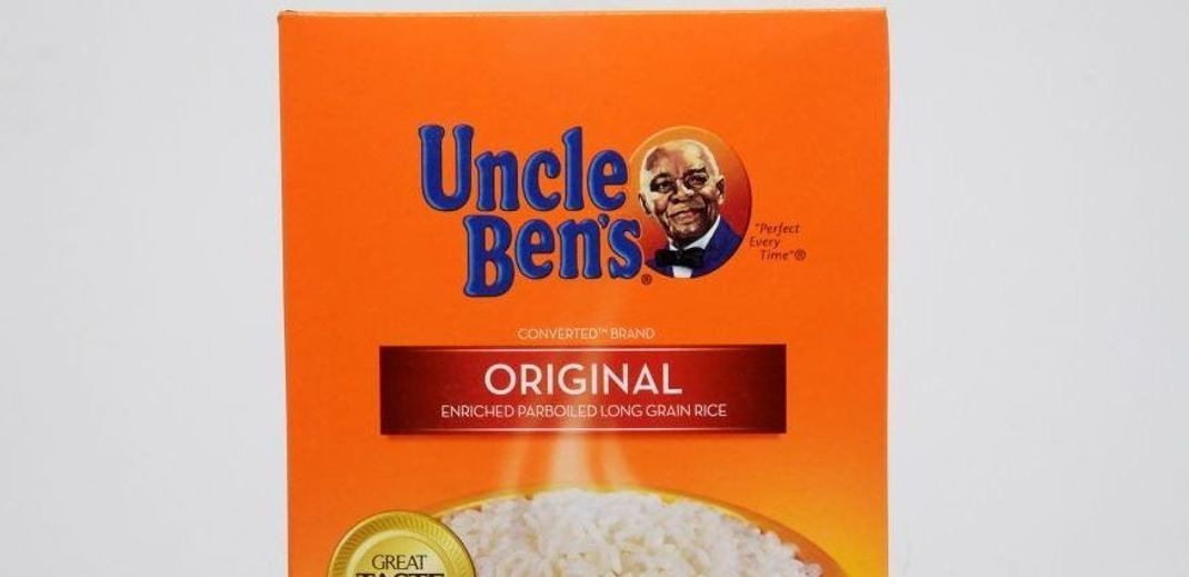 Das frühere Logo von Uncle Ben's zeigt einen älteren Afroamerikaner, der Fliege und Livree trägt. Beides sind Kennzeichen der Dienerschaft. Zum Teil wird selbst das alte Logo noch heute verwendet, wie diese Aufnahme im Juni 2020 in Jackson (USA) belegt.