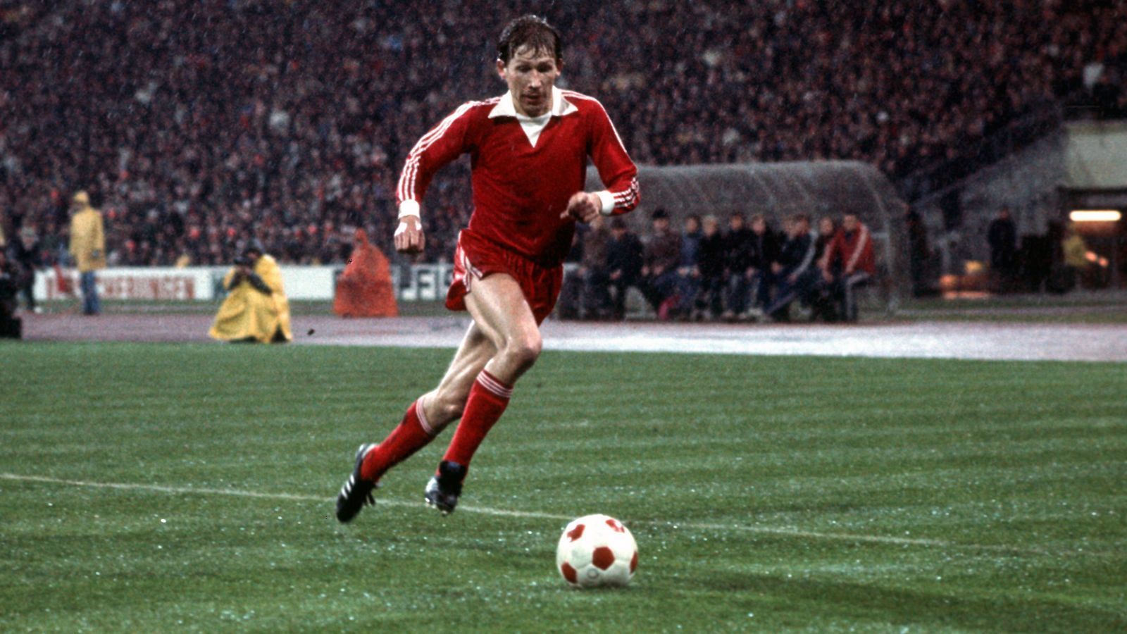 
                <strong>Conny Torstensson</strong><br>
                Rückennummer 10 beim FC Bayern: von 1973 bis 1974Position: Mittelstürmer
              