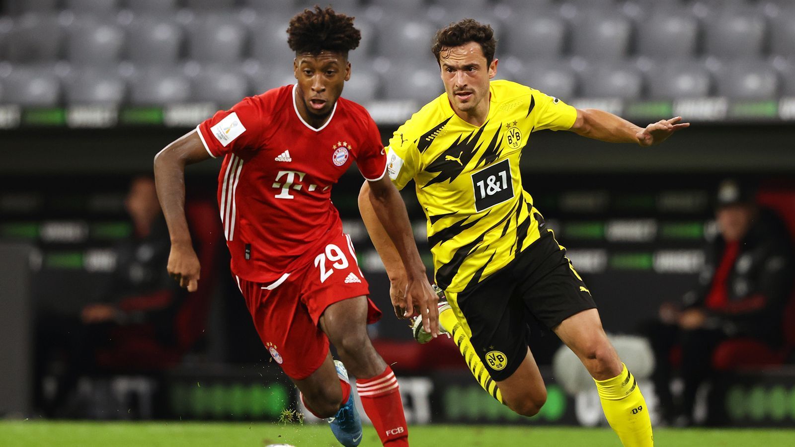 
                <strong>Kingsley Coman</strong><br>
                Beginnt für den verletzten Sane auf der offensiven linken Außenbahn. Spiel Müller vor der Führung gut im Zentrum frei. Versprüht viel Spielwitz. In Ermangelung an Entlastung über die rechte Seite, hat er aber zumeist ein bis zwei Gegenspieler auf dem Fuß stehen. Sobald er aber mal Platz bekommt oder Dortmund sich Fehler erlaubt, wird es schnell und gefährlich. Verlässt nach 53 Minuten für Coman den Platz. ran-Note: 
              