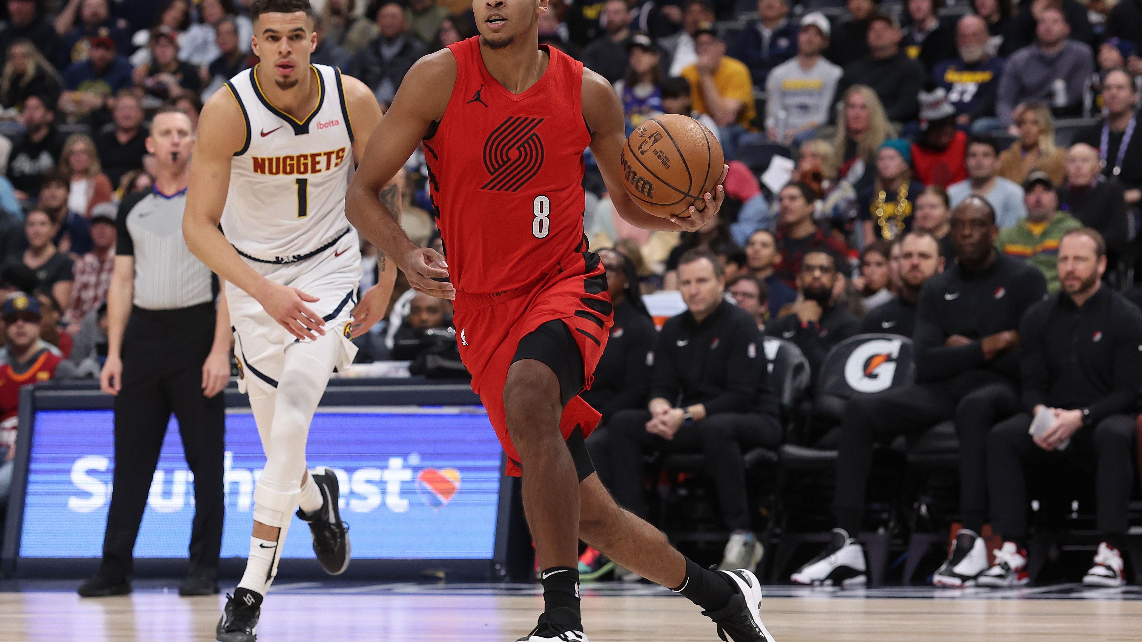 <strong>26. Portland Trail Blazers (zuvor Rang 26, 15:36)</strong> <br>Nichts wirklich passiert bei den Blazers zur Trade Deadline. Portland agierte zuletzt etwas stabiler. Immerhin fünf von zwölf Spielen wurden gewonnen. Gerade offensiv läuft es nach ganz miesen ersten Monaten deutlich besser. Henderson fehlte zuletzt verletzt, überragte zuvor aber mit 30 Zählern gegen Denver.