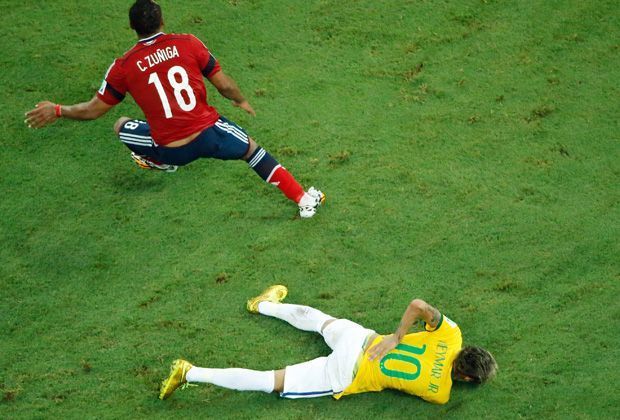 
                <strong>Die erste Reaktion</strong><br>
                Neymar krümmt sich sofort vor Schmerzen auf dem Boden. Zuniga kommt in der Szene ohne persönliche Strafe davon. Die FIFA will nun untersuchen, ob es sich um ein Foul oder ein Versehen gehandelt hat
              