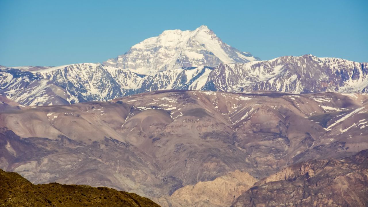 Der Aconcagua liegt in Argentinien und ist mit 6.961 Metern nicht nur der höchste Berg in Südamerika, sondern auch der zweithöchste der Welt.