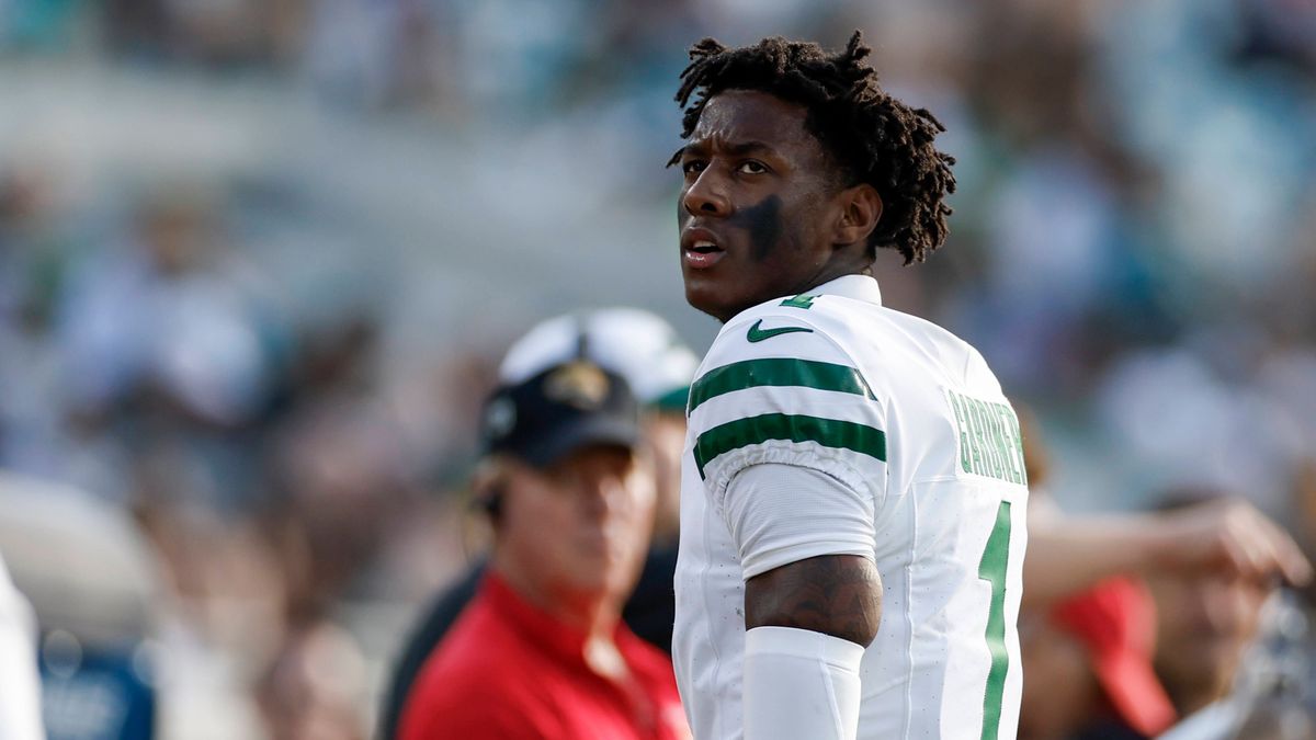 JACKSONVILLE, FL - DECEMBER 15: New York Jets cornerback Sauce Gardner (1) lines up for a play during the game between the Jacksonville Jaguars and the New York Jets on December 15, 2024 at EverBan...