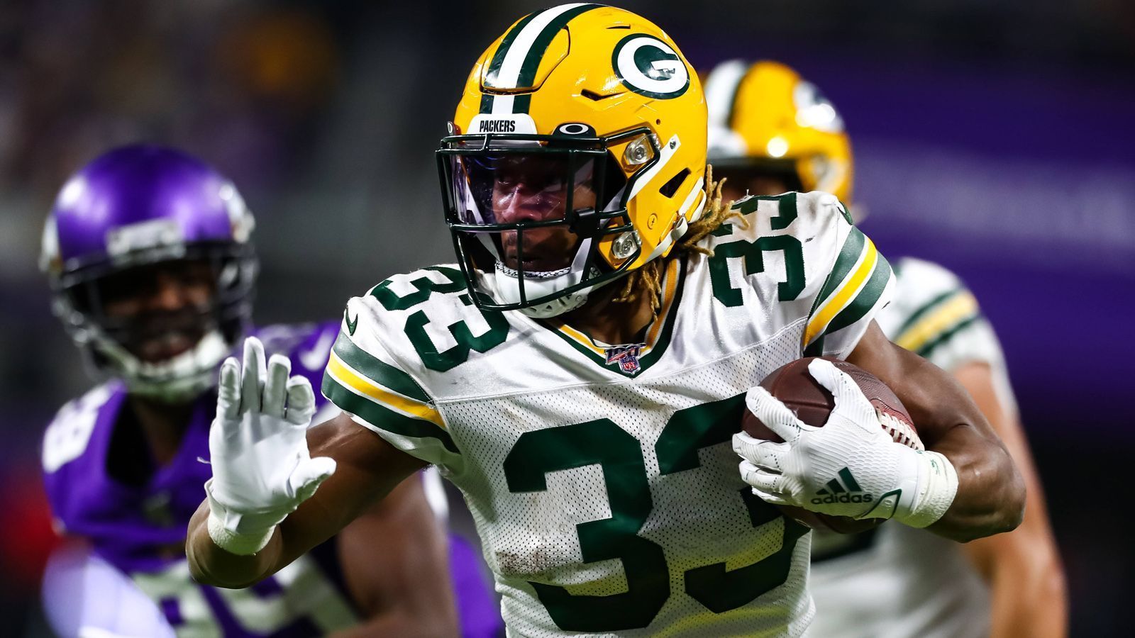 
                <strong>Aaron Jones (Green Bay Packers) </strong><br>
                Der Fünftrunden-Pick von 2017 hat sich in der NFL kontinuierlich weiterentwickelt und erlebte vergangene Saison den großen Durchbruch. Seine Bilanz: 1084 Rushing-Yards und 474 Receiving-Yards. In der Saison 2020 verdient der 25-Jährige 2,133 Millionen Dollar. Laut Informationen von "ESPN" war der Agent von Jones bei der NFL Combine, um mit den Verantwortlichen der Packers über einen neuen Vertrag zu sprechen. Über den Verhandlungsstand ist allerdings noch nichts bekannt.
              