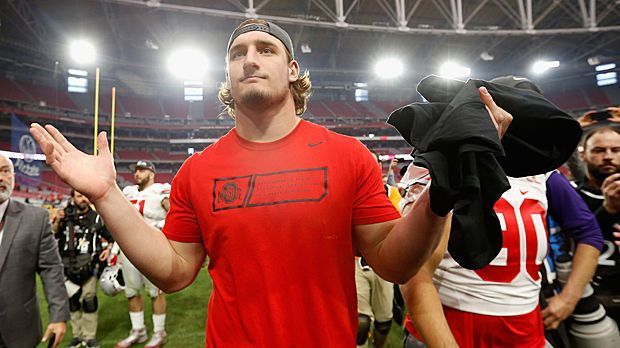 
                <strong>Joey Bosa</strong><br>
                4. Position: Joey Bosa (Defensive End) zu den Dallas Cowboys. Ich bin ja ein Offense-Mann. Und wäre ich Tony Romo, hätte ich wahnsinnig gerne wieder einen Running Back wie Demarco Murray, der alles kann, vor allem Touchdowns erlaufen. Ich würde Ezekiel Elliot von Ohio State auswählen. Aber noch dringender brauchen die Cowboys einen Pass Rush! Also Joey Bosa. Um den gibt es ja einige Party-Gerüchte, aber nachdem Greg Hardy weg ist, haben sie ja wieder Platz für ein "Enfant Terrible". Als Spieler bringt Bosa jede O-Line ins Schwitzen.
              