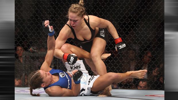 
                <strong>Erste Frau bei der UFC</strong><br>
                Die UFC nahm Rousey als erste Frau unter Vertrag und machte sie zum Aushängeschild der MMA. Bei ihrem Profi-Debüt 2011 gegen Ediane Gomes gewann der neue Stern am Kampfsporthimmel bereits nach 25 Sekunden durch Armhebel.
              